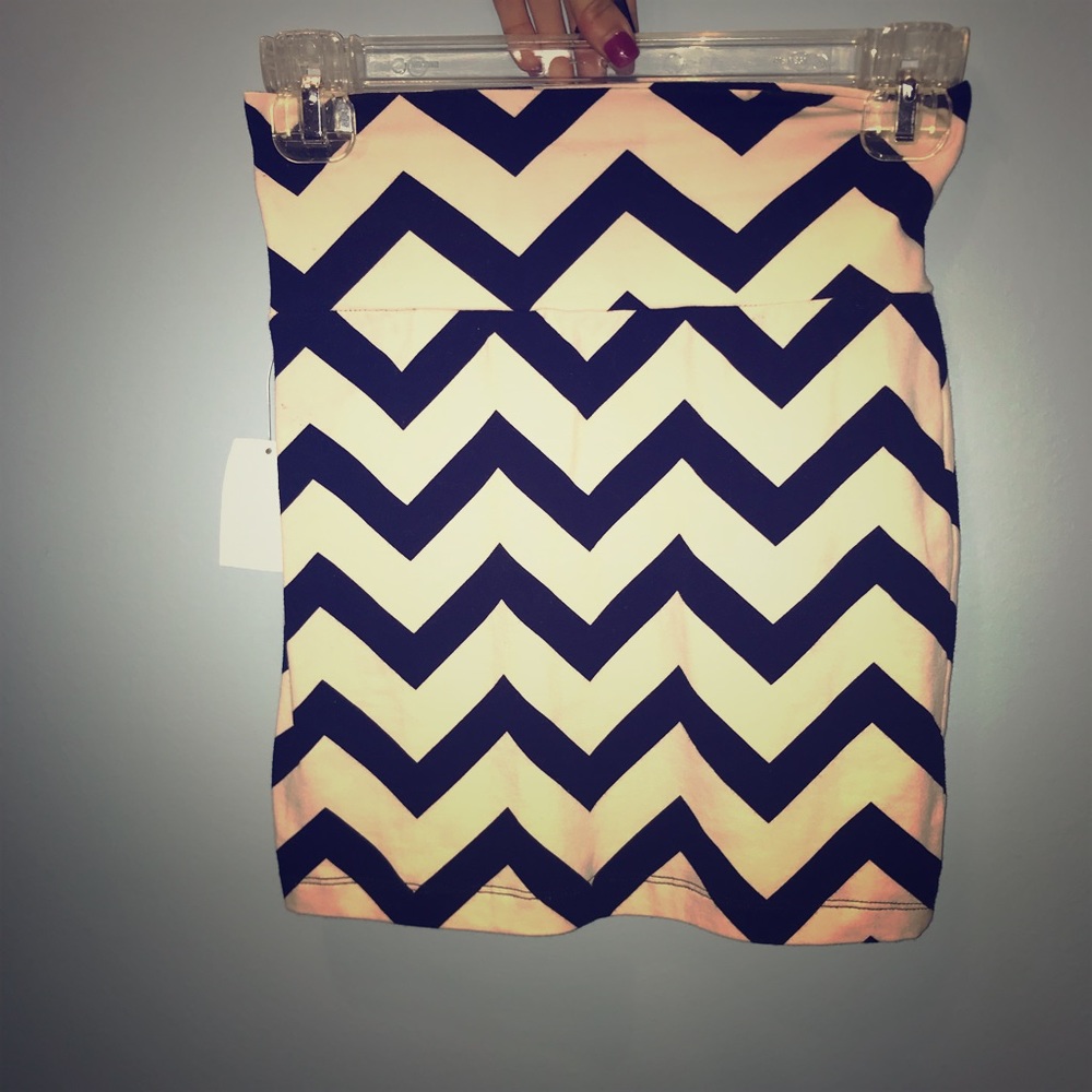 Patterned mini skirt